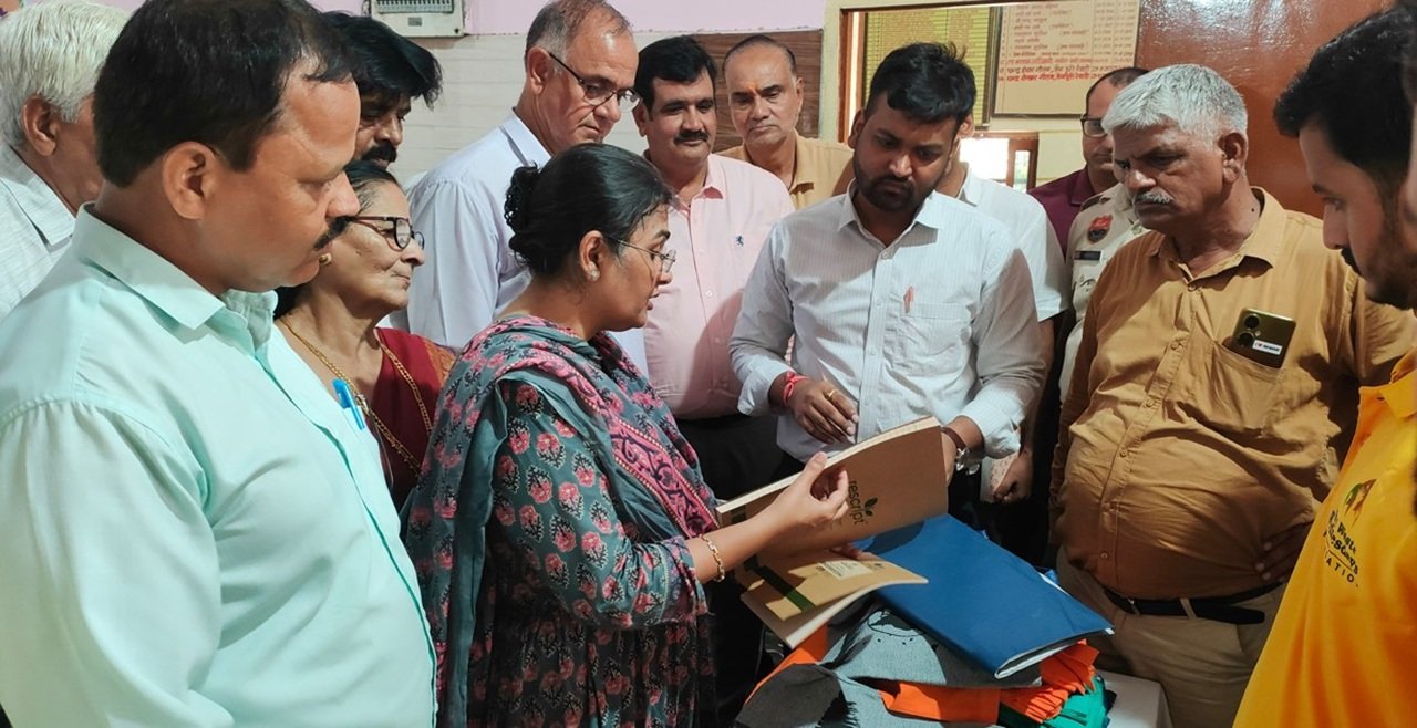 Why West Wednesdays FOUNDATION के तत्वावधान में कचरा मुक्त स्वच्छ भारत अभियान के अंतर्गत रीसायकल मेला सभा मुख्यालय ब्रह्मगढ़ रेवाड़ी पर सभा के प्रधान चंद्रशेखर गौतम की अध्यक्षता में आयोजित किया गया।