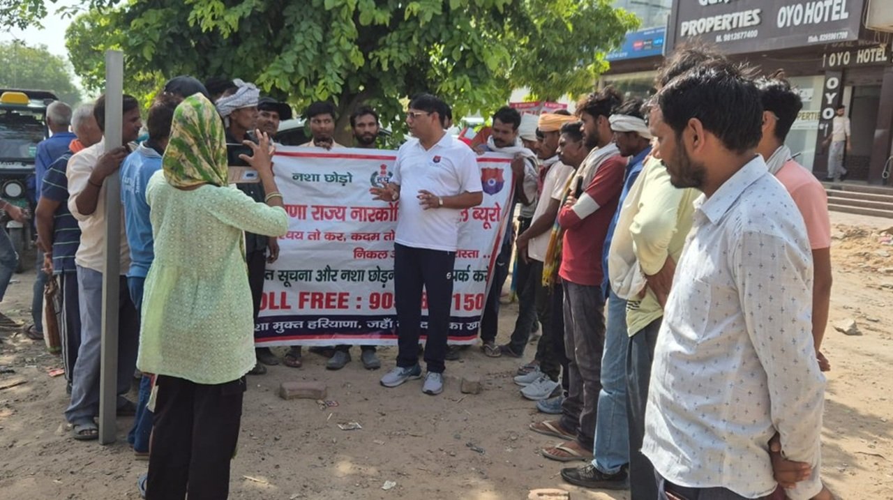 जागरूकता कार्यक्रम में मौजूद व्यक्तियों को नशा न करने की दिलाई शपथ।