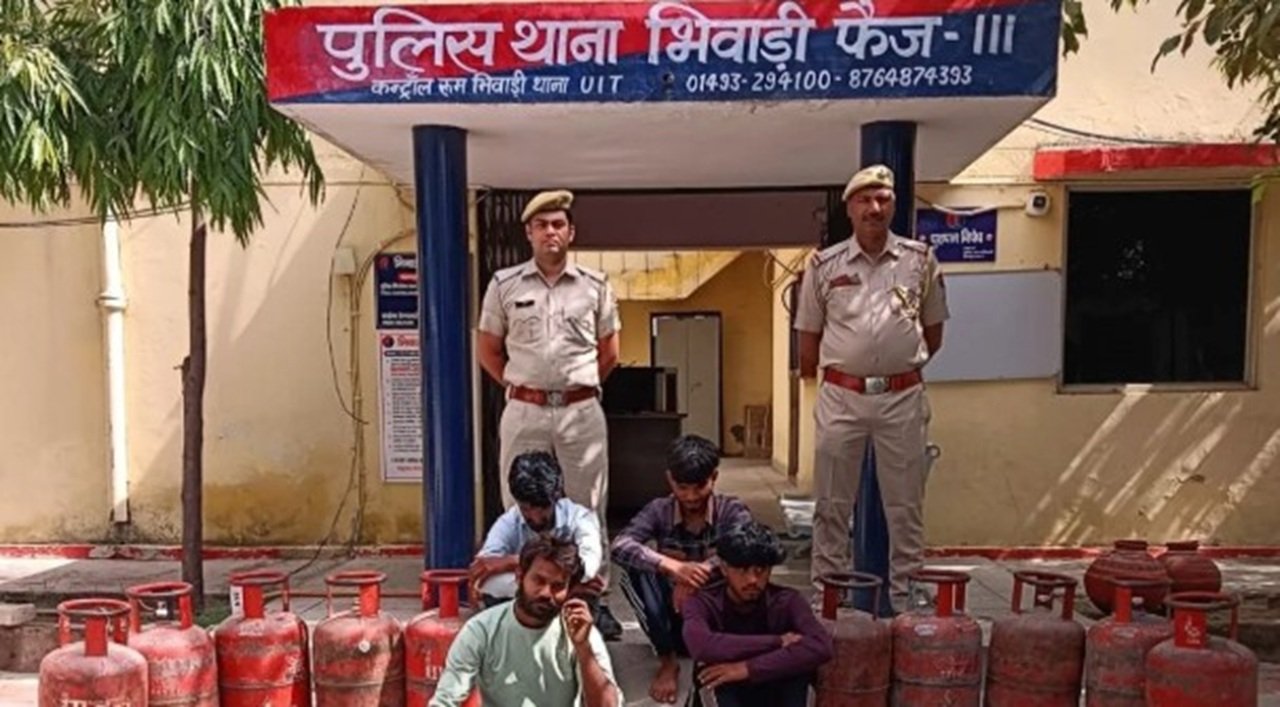 टीम ने घरेलू सिलेंडर चोरी करने वाले एक सक्रिय गिरोह के चार आरोपियों को काबू किया है। इतना ही नही पुलिस ने इनके कब्जे से चोरी किए गए 10 घरेलू सिलेंडर भी बरामद किए हैं।