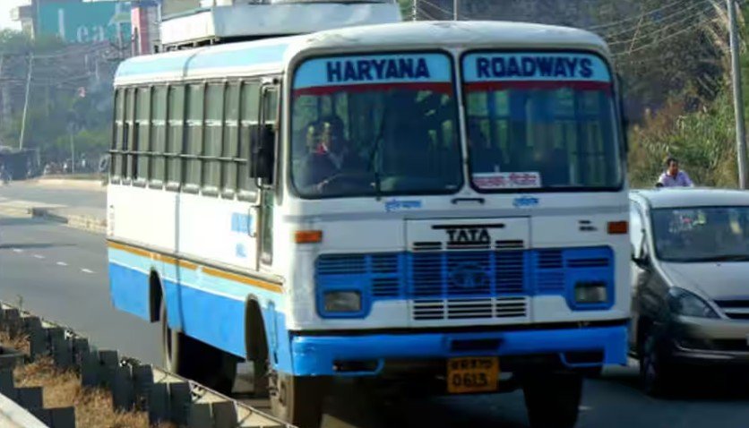 हरियाणा के रेवाड़ी में शनिवार को एक बडा हादसा होते हुए टल गया। चलती हुई हरियाणा रोडवेज बस में आग लग गई।