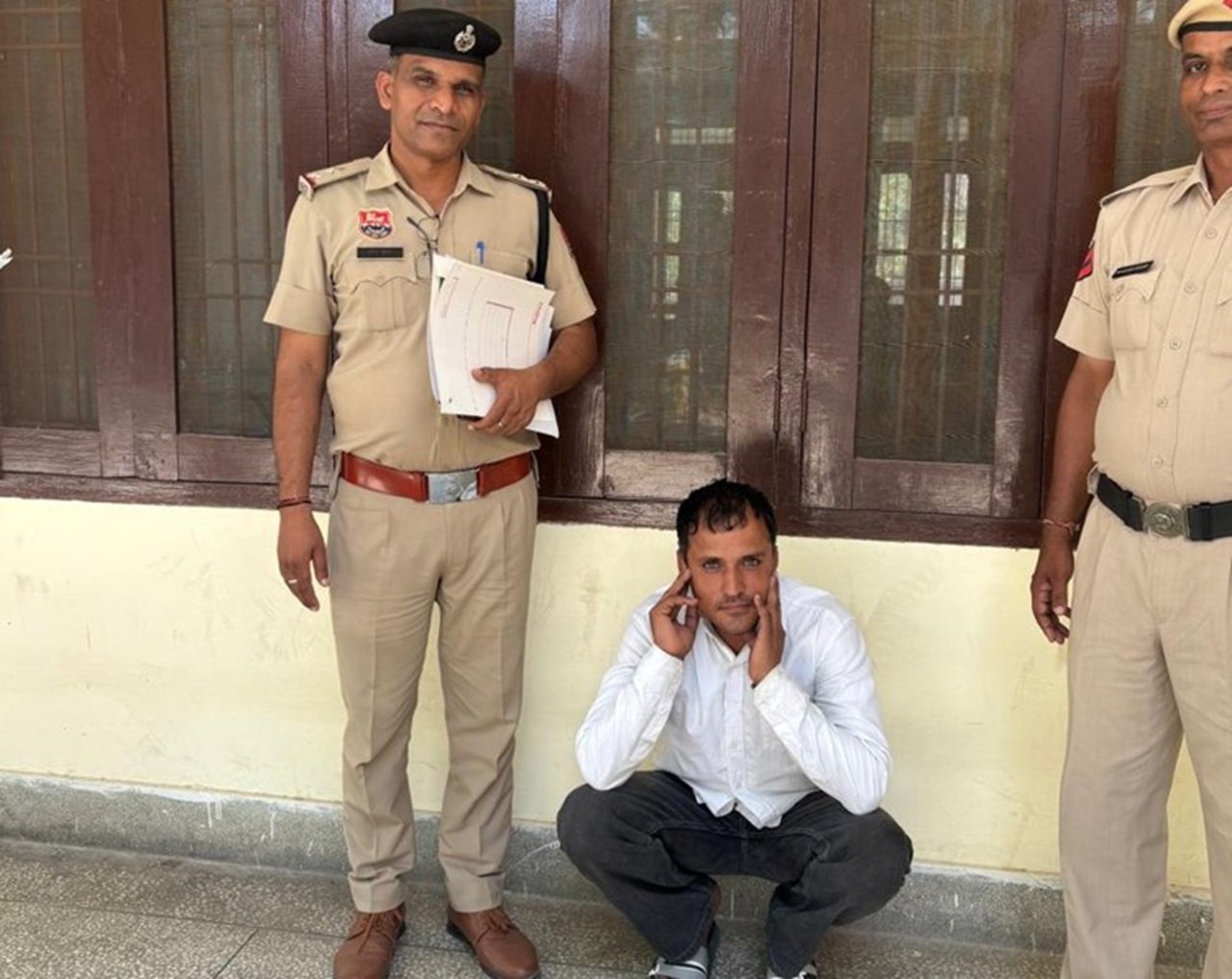 हरियाणा में यूपी व विहार से धडल्ले से अवैध हथियार पहुंच रहे है। रेवाडी पुलिस ने गांव पनवाड निवासी एक व्यक्ति को देशी कट्टा दिखाकर जान से मारने की धमकी देने के मामले में एक और आरोपी को गिरफ्तार किया है।