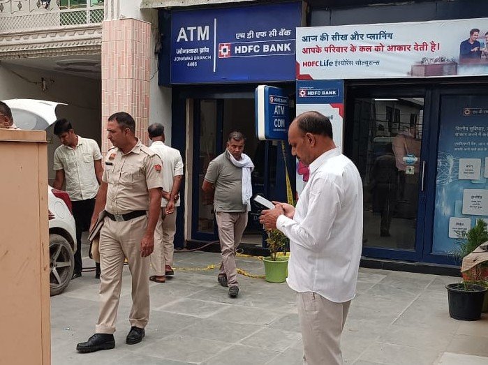 धारूहेड़ा: कस्बे के गांव जोनावास में एटीएम लूटने आए दोनो युवकों को थाना धारूहेड़ा पुलिस ने गिरफ्तार कर लिया है।