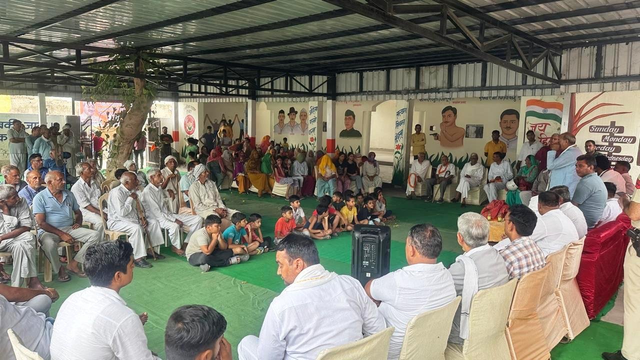 विधायक ने कहा कि गांव-देहात की समस्याओं को प्राथमिकता के आधार पर निदान कराना उनकी प्राथमिकताओं में है। उन्होंने ग्रामीणों को आगामी 15 जून को रेवाड़ी में आयोजित मुख्यमंत्री नायाब सिंह सैनी की रैली का निमंत्रण भी दिया।