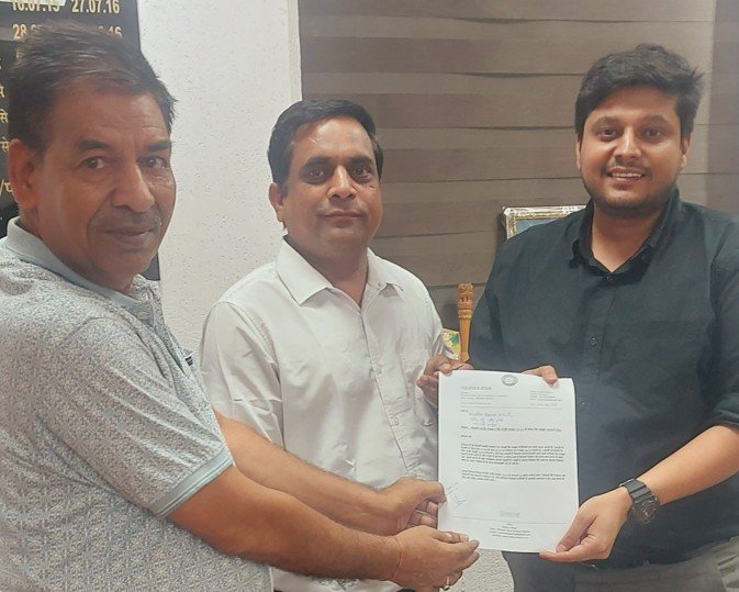 डिओएम से मिला दैनिक रेल यात्री संघ का जत्था, इस मांगों को लेकर दिया ज्ञापन