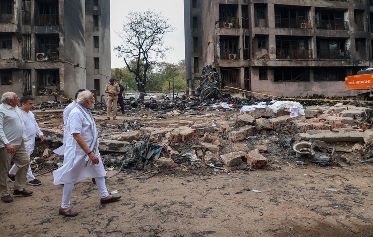 अहमदाबाद एयरपोर्ट से लंदन के लिए उड़ान भरते ही एयर इंडिया की फ्लाइट AI-171 महज 32 सेकंड बाद दुर्घटनाग्रस्त हो गई। यह हादसा गुरुवार दोपहर करीब 1:38 बजे हुआ, जब विमान टेकऑफ के तुरंत बाद अचानक संतुलन खो बैठा