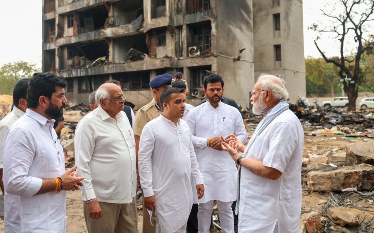 अहमदाबाद एयरपोर्ट से लंदन के लिए उड़ान भरते ही एयर इंडिया की फ्लाइट AI-171 महज 32 सेकंड बाद दुर्घटनाग्रस्त हो गई। यह हादसा गुरुवार दोपहर करीब 1:38 बजे हुआ, जब विमान टेकऑफ के तुरंत बाद अचानक संतुलन खो बैठा