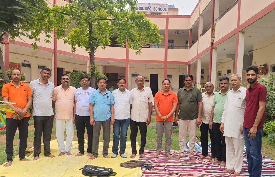 धारूहेड़ा: यहां के नंदरामपुर बास रोड पर राजपूत महासभा के अध्यक्ष रिटायर्ड सूबेदार मेजर चरण सिंह की अगुवाई में समीक्षा बैठक आयोजित की गई।