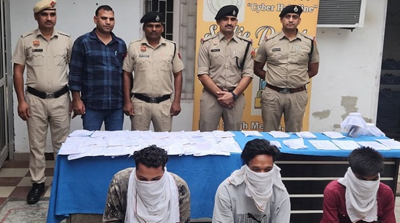 हरियाणा की रोहतक पुलिस ने तीन साइबर जालसाजों को मध्य प्रदेश से गिरफ्तार किया है। ।