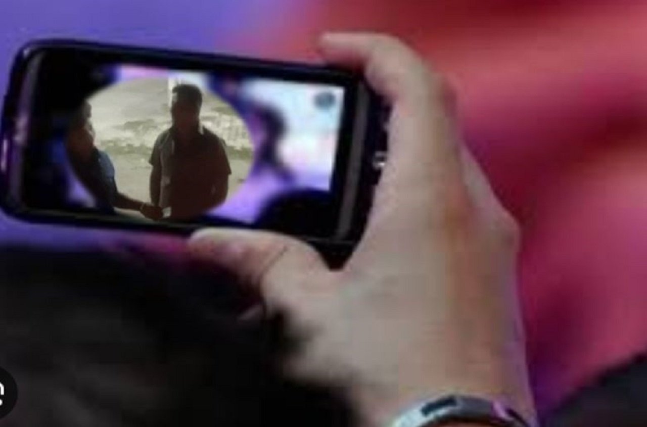 हरियाणा में पानीपत पुलिस का रिश्वत लेते हुए एक वीडियो वायरल हो रहा है।