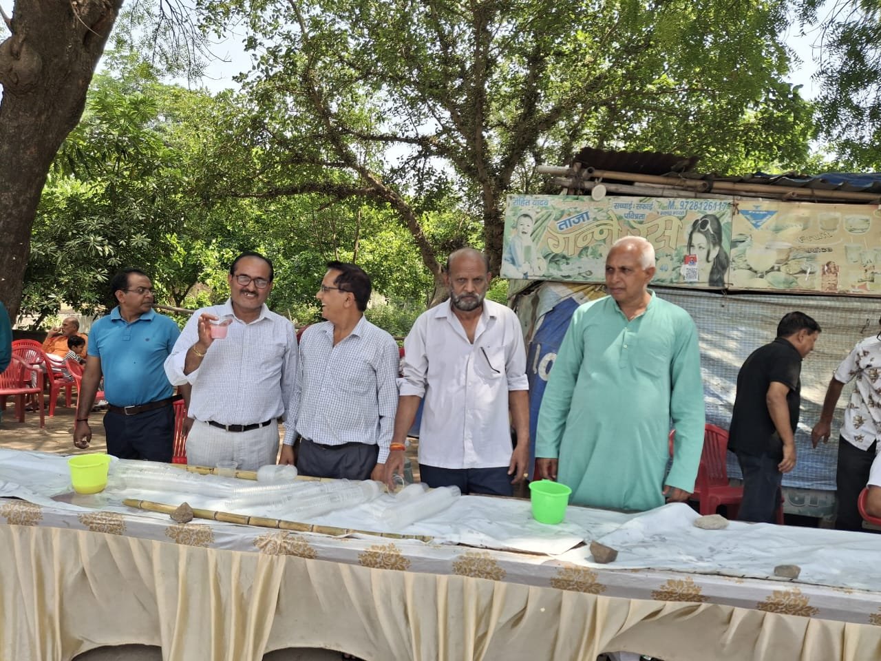 धारूहेड़ा में छबील लगाकर राहगिरों को पिलाया पानी