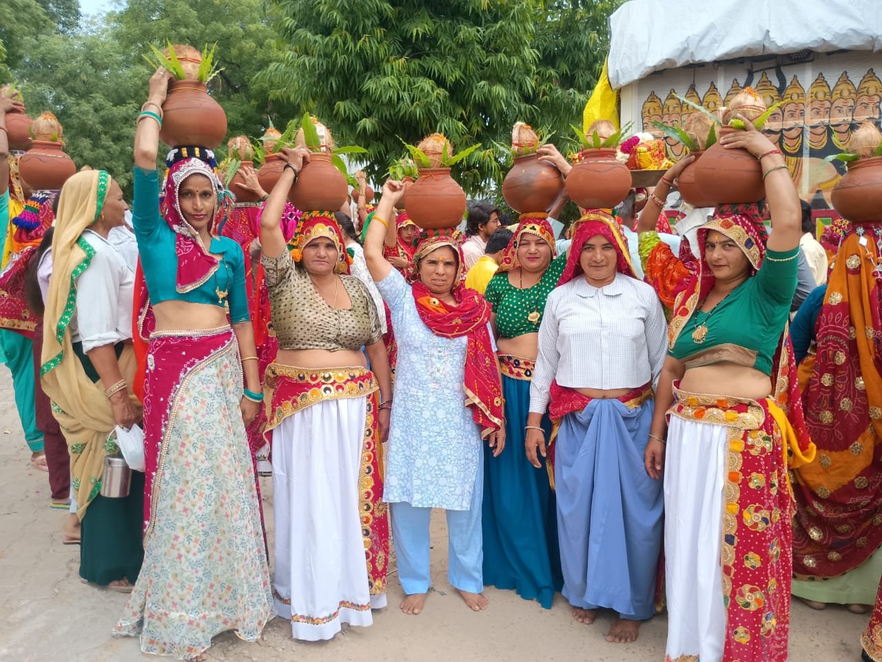 डूंगरवास में बाबा रूपादास मंदिर में सात दिवसीय श्रीमद भागवत कथा का आयोजन किया जा रहा। कथा के शुभारंभ पर महिलाओं ने कलश यात्रा निकाली।
