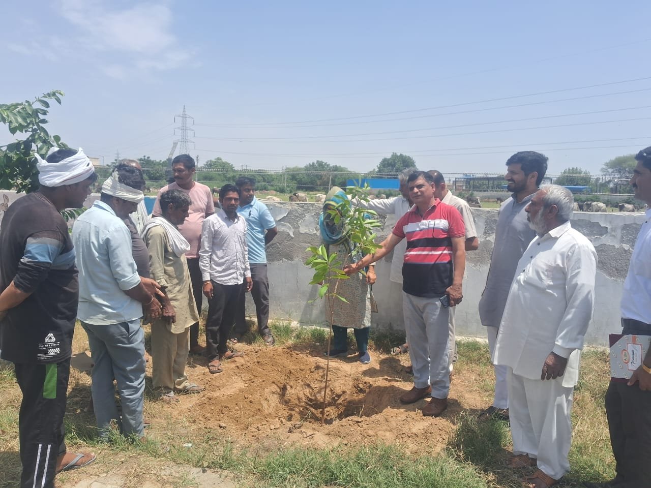 रेवाडी पुलिस ने गांव खरखडा में गुरूवार को लोगों को नशे के खिलाफ जागरूक किया।