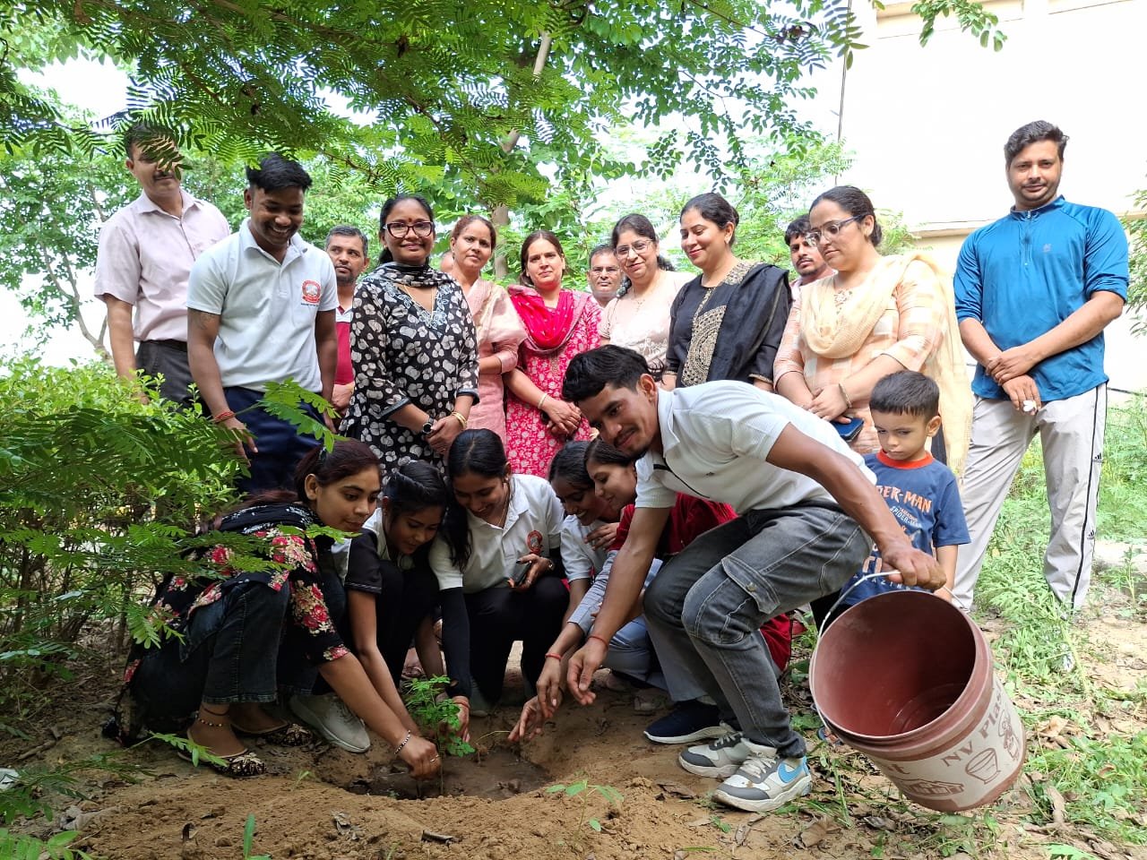 धारूहेड़ा: राजकीय महाविद्यालय खरखडा में शुक्रवार को 11 वां अंतर्राष्ट्रीय योग दिवस मनाया गया। इस मौके पर एनएसएस की दोनों इकाइयों ने कॉलेज परिसर में साफ सफाई के साथ-साथ पौधारोपण भी किया।