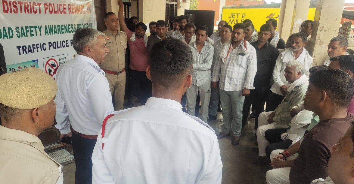 धारूहेड़ा: यातायात पुलिस की ओर से सोमवार को कापड़ीवास ट्रक यूनियन में वाहन चालको व आमजन को नशे के दुस्प्रभाव, साइबर अपराध व यातायात नियमों के बारे जागरूक किया।