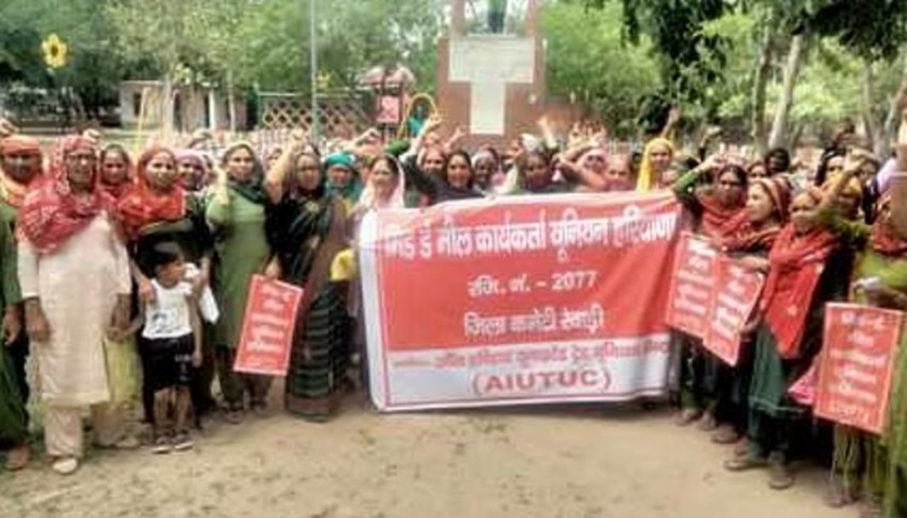 मानदेय का भुगतान करने, पेंशन देने और सेवानिवृत्ति की उम्र 65 करने की मांग को लेकर मिड-डे मील कार्यकर्ताओं ने मिड-डे मील कार्यकर्ता यूनियन के बैनर तले प्रदर्शन किया।