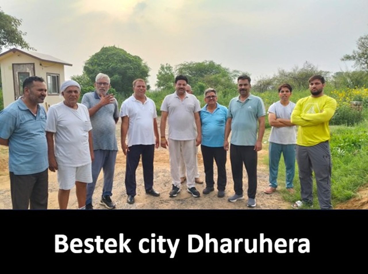 धारूहेड़ा: यहां के बेस्टक सोसायटी में सुविधाओं के अभाव में लोगों का जीना मुहाल हो रहा है। सोसायटी में जहां सडकों की हालत बदहाल है वहीं शनिवार को लगातार 30 घंटे से बिजली गुल है।