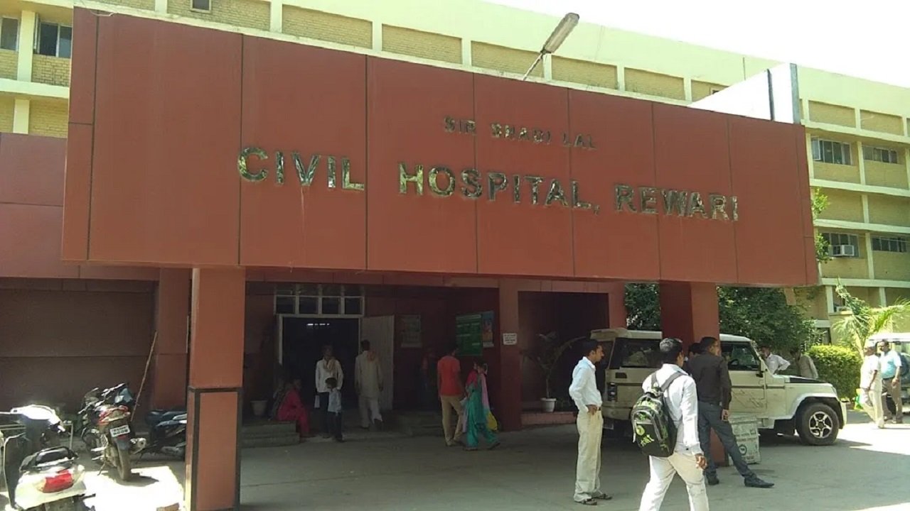 पार्किंग को लेकर पुलिस कर्मी व पाकिंग के कारिदों में चले लात घूसें, जिसने भी सुना लगने हसने