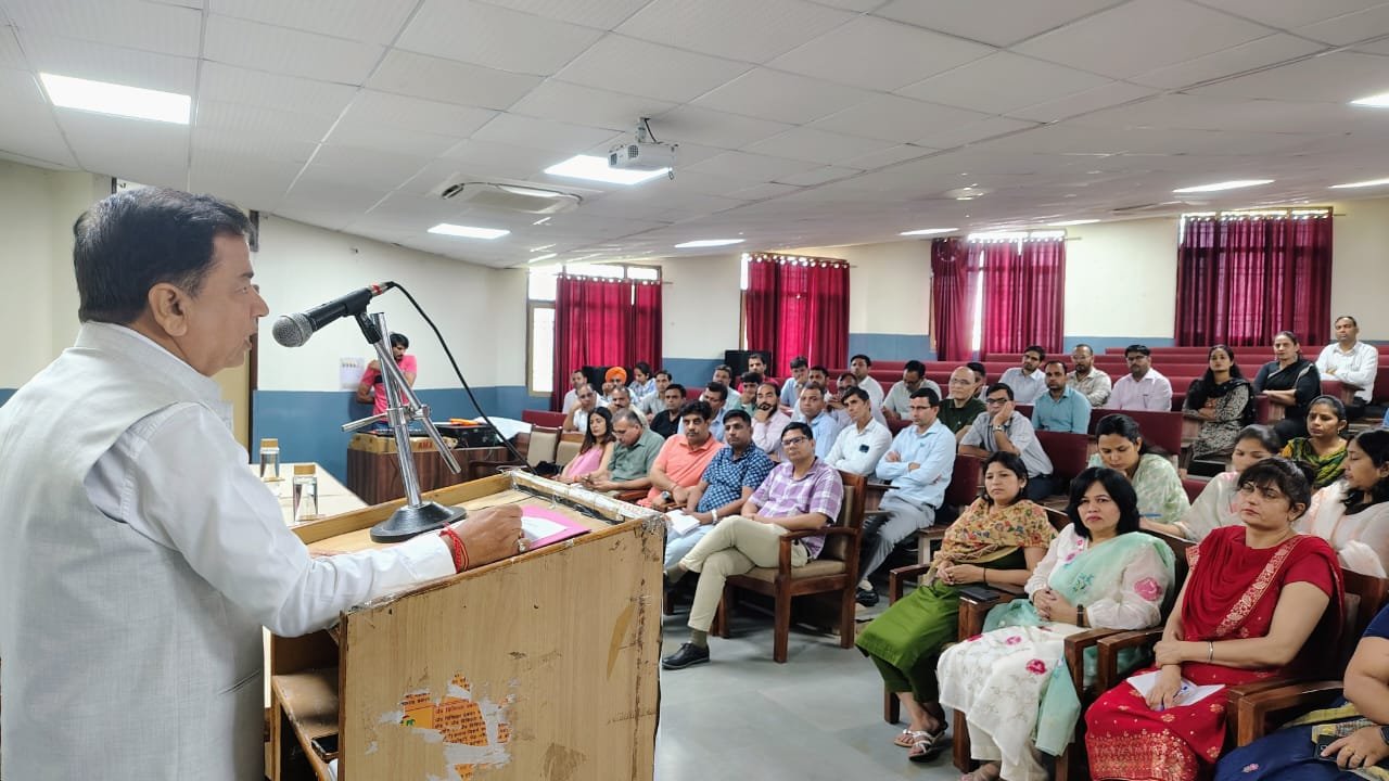 इंदिरा गांधी विश्वविद्यालय मीरपुर के कुलपति प्रोफेसर असीम मिगलानी ने आज विश्वविद्यालय के सभी शिक्षकों के साथ मीटिंग की जिसमें उन्होंने आगामी शैक्षणिक सत्र की तैयारी के विषय में चर्चा की