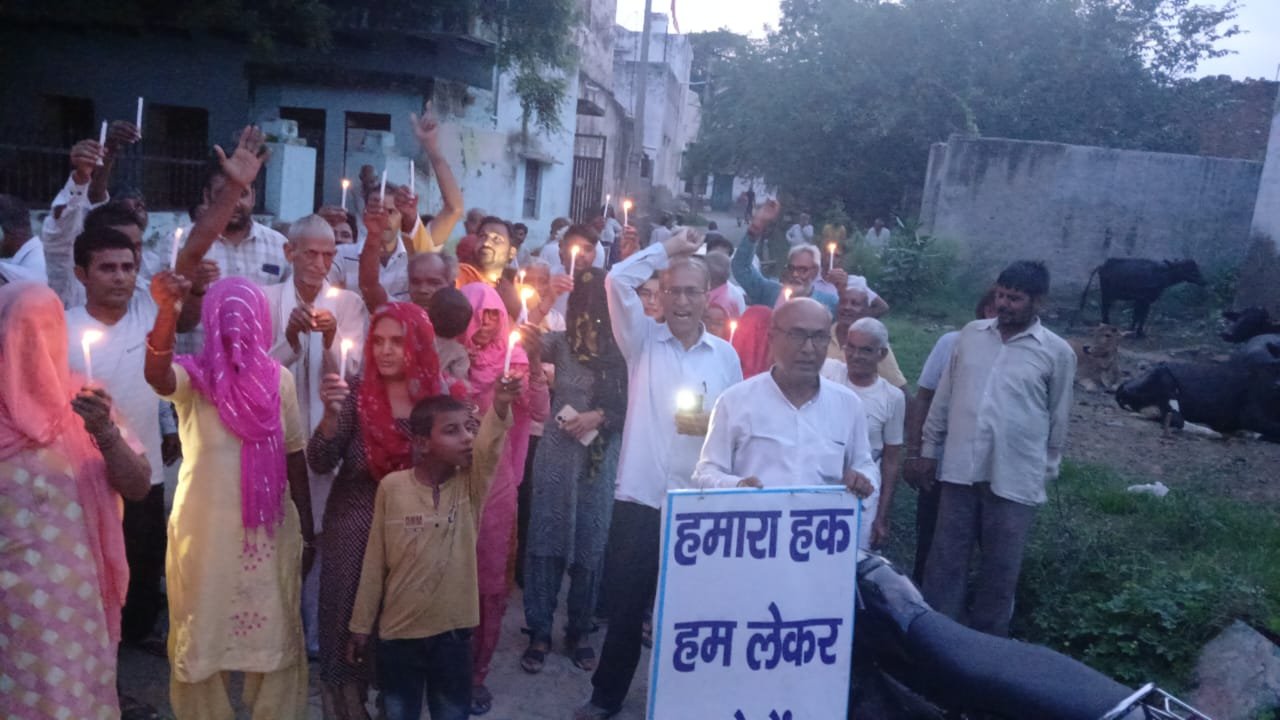 धारूहेड़ा: गांव फदनी में ग्रामवासियों ने भगवानपुर गांव में 200 बैड का अस्पताल बनाने की मांग पर जनसभा व कैंडल मार्च आयोजित कर जनचेतना अभियान चलाया