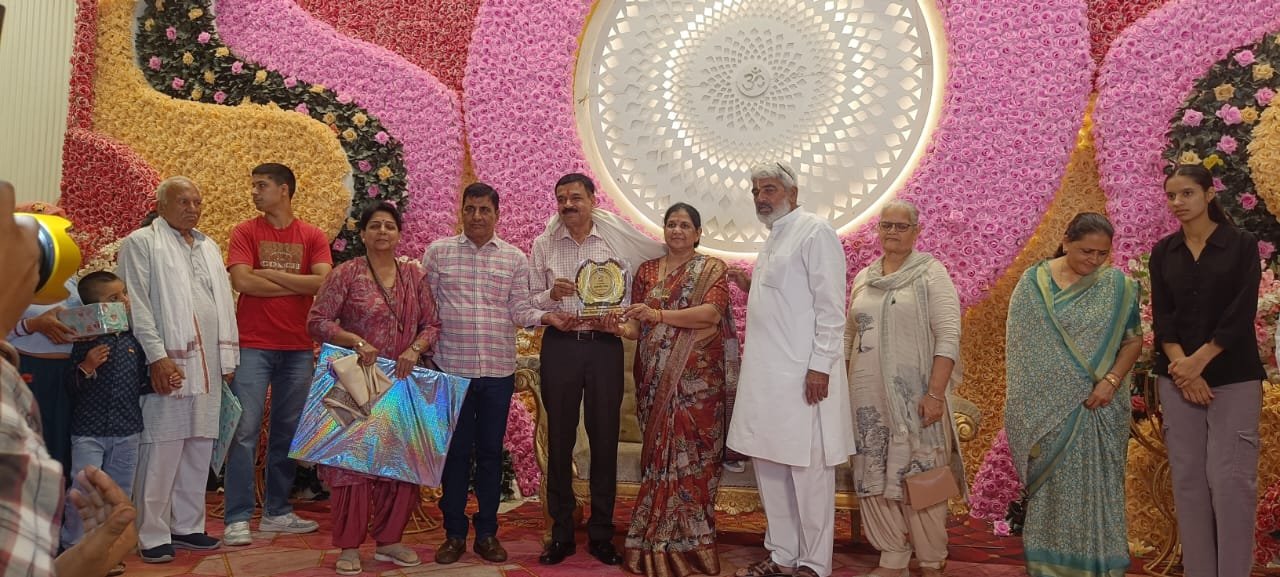 धारूहेड़ा: यहां राजकीय कन्या वरिष्ठ माध्यमिक विद्यालय में प्राचार्या शकुंतला यादव की सेवानिवृत्ति के अवसर पर विदाई समारोह का आयोजन किया गया।