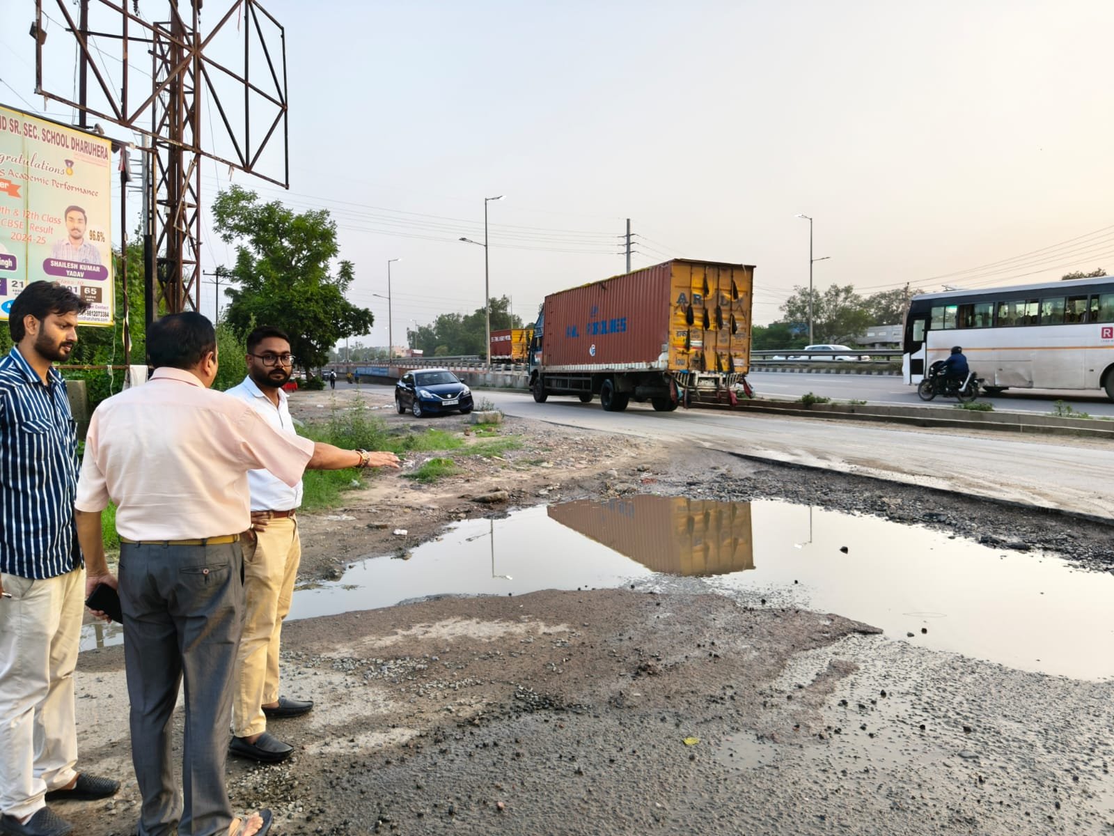 धारूहेड़ा : दिल्ली-जयपुर राष्ट्रीय राजमार्ग पर सर्विस लाइन से कनेक्टिविटी की गंभीर समस्या को लेकर प्रोजेक्ट निदेशक योगेश तिलक ने मौके का निरीक्षण किया।