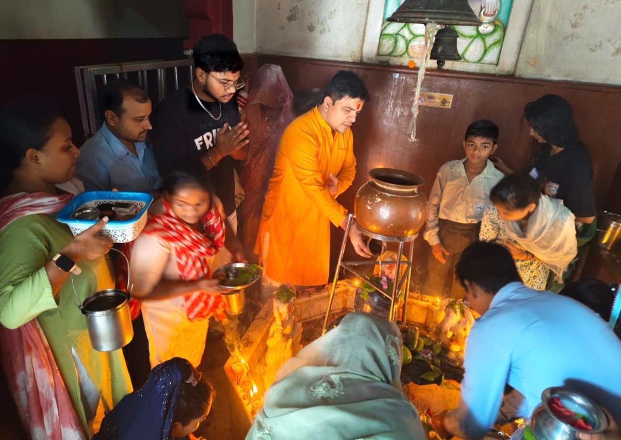 धारूहेड़ा : सावन माह के पवित्र सोमवार को जिले के प्रमुख शिवालयों में श्रद्धालुओं की भारी भीड़ उमड़ी।