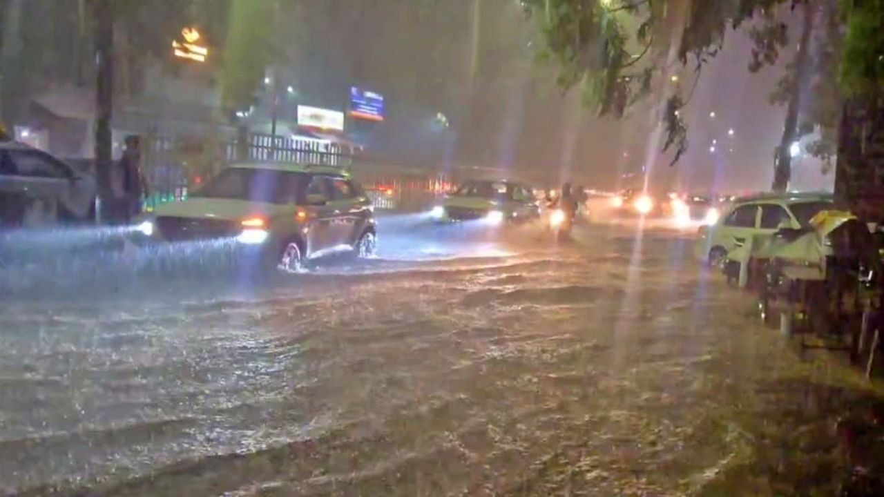 Haryana Weather Report: हरियाणा में देर रात से बरसात का दौर जारी, शनिवार को भी कई जिलों में बारिश की चेतावनी