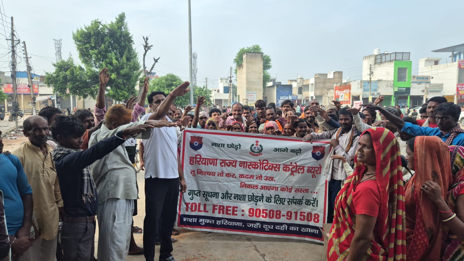 रेवाड़ी: हरियाणा को नशामुक्त प्रदेश बनाने के उद्देश्य से नारकोटिक्स कंट्रोल ब्यूरो ने नशा विरोधी जागरूकता अभियान को और तेज कर दिया है। इसी कड़ी में, रेवाड़ी की लेबर चौक पर लोगों को नशे से दूर रहने की शपथ दिलाई गई