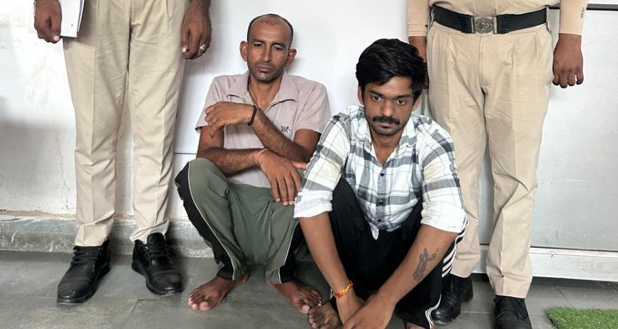 गाड़ी का शीशा तोड़कर लाखों का सामान चोरी करने वाले चढे हत्थे