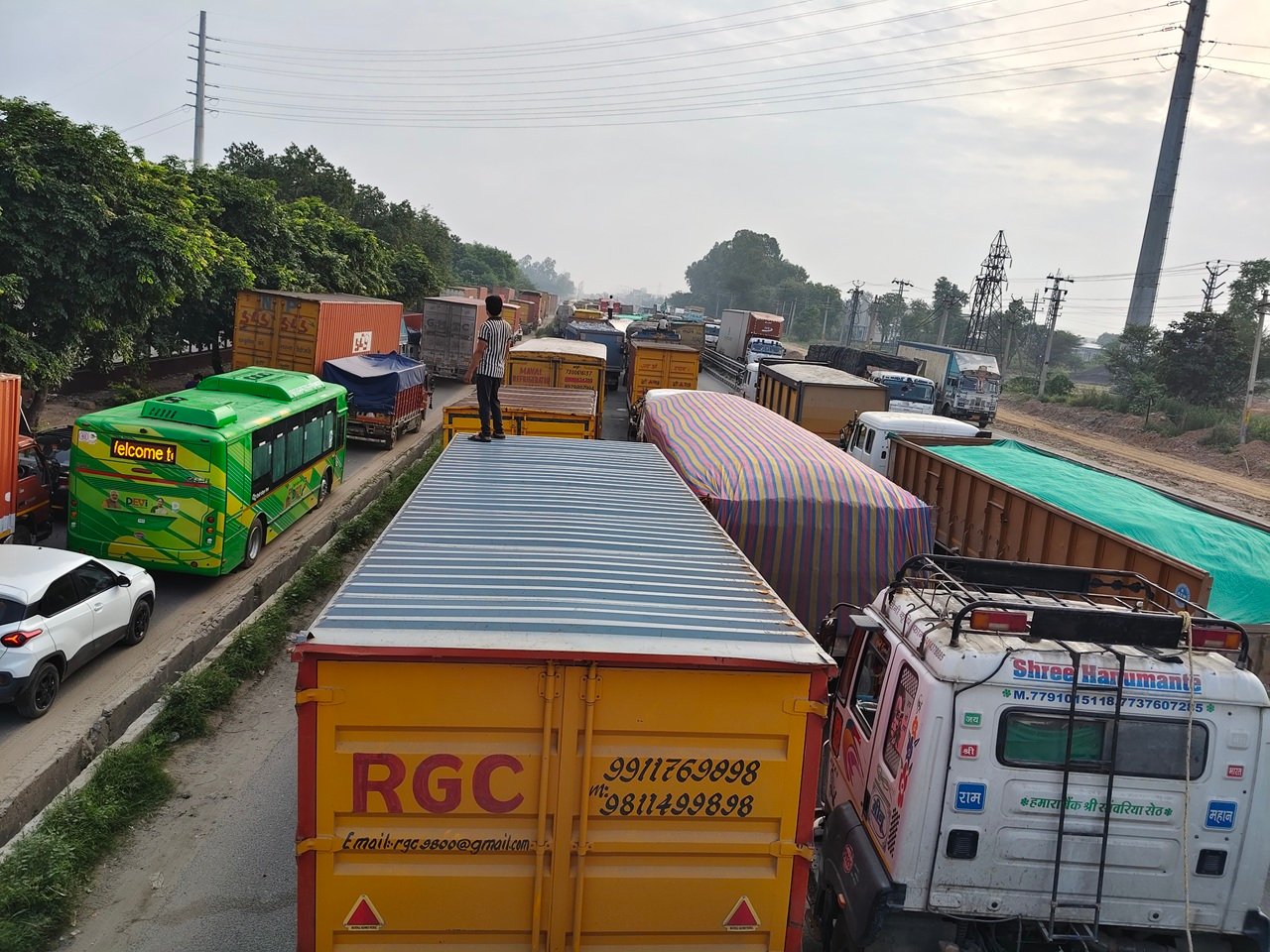 दिल्ली-जयपुर हाईवे पर भीषण जाम, स्वतंत्रता दिवस से पहले दिल्ली में बड़े वाहनों की एंट्री बंद