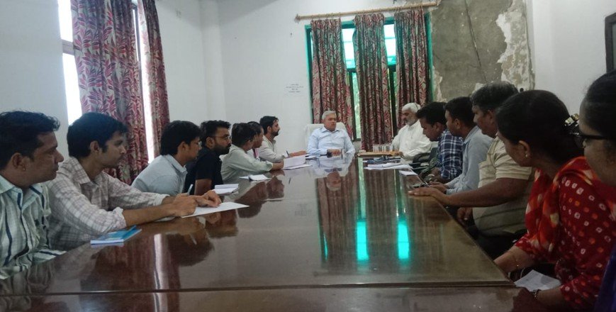 धारूहेड़ा: रेवाड़ी के जिला नगर आयुक्त (डीएमसी) ने बुधवार को धारूहेड़ा नगरपालिका कार्यालय में अधिकारियों के साथ बैठक की।