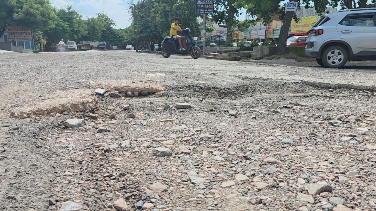 Haryana News: गुरुग्राम-झज्जर स्टेट हाइवे पर गड्ढों और खस्ताहाल सड़क का सुधार, PWD ने 8.5 करोड़ रुपए का टेंडर जारी किया