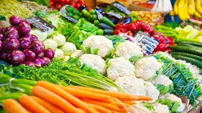 Hisar Mandi Bhav: हिसार मंडी में बारिश का असर! सब्जियों और फलों के दाम हुए दोगुने, रसोई बजट पर भारी