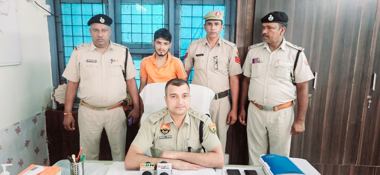 रेवाड़ी पुलिस ने 28 अगस्त की रात को गांव बोलनी निवासी रेलवे वैंडर की हत्या की गुत्थी को सुलझाते हुए एक आरोपी को गिरफ्तार कर लिया है।