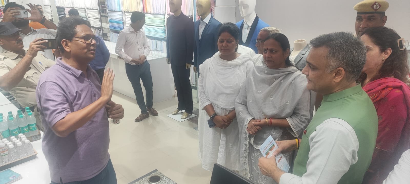 BJP  जिला अध्यक्ष वंदना पोपली व CM  सलाहकार पवन चौधरी ने किया बाजार का दौरा, सुनिए व्यापारियो ने क्या कहा