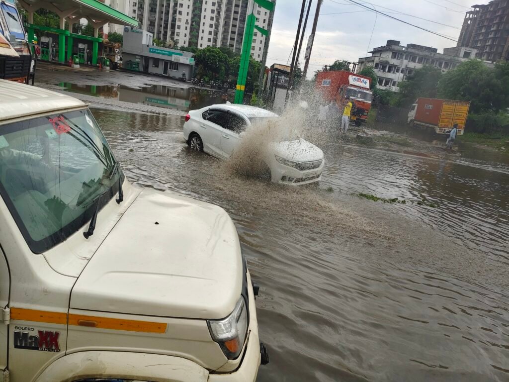 धारूहेड़ा: दिल्ली-जयपुर हाईवे पर बुधवार को भारी बारिश के बाद हालात बिगड़ गए। 