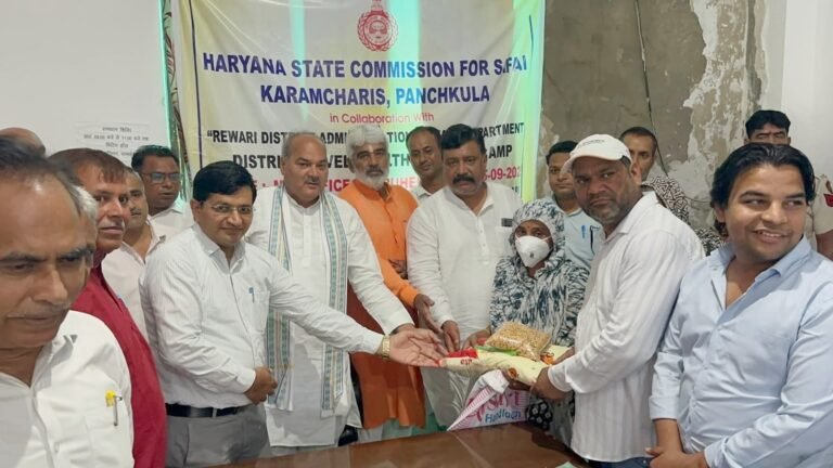 सफाई कर्मियों के लिए स्वास्थ्य जांच शिविर, MLA Rewari Laxman Yadav ने बांटी हेल्थ किट