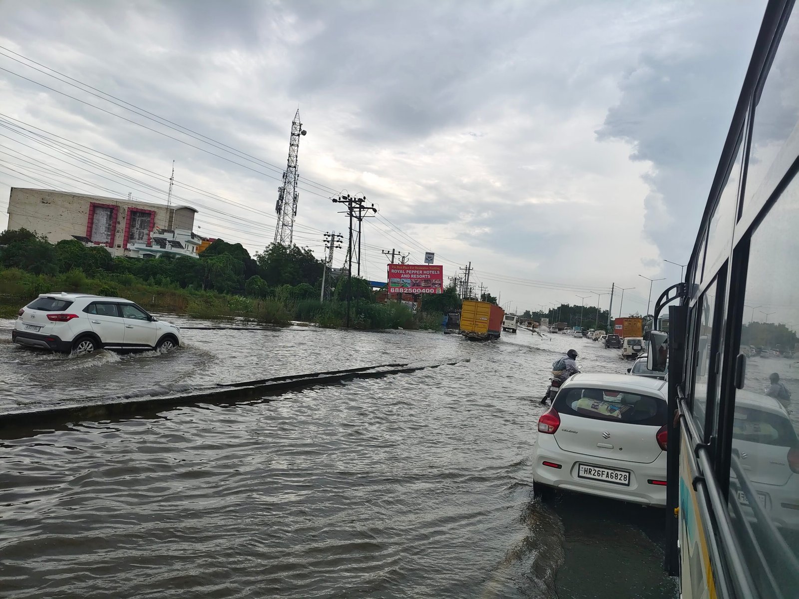 धारूहेड़ा: दिल्ली-जयपुर हाईवे पर बुधवार को भारी बारिश के बाद हालात बिगड़ गए।