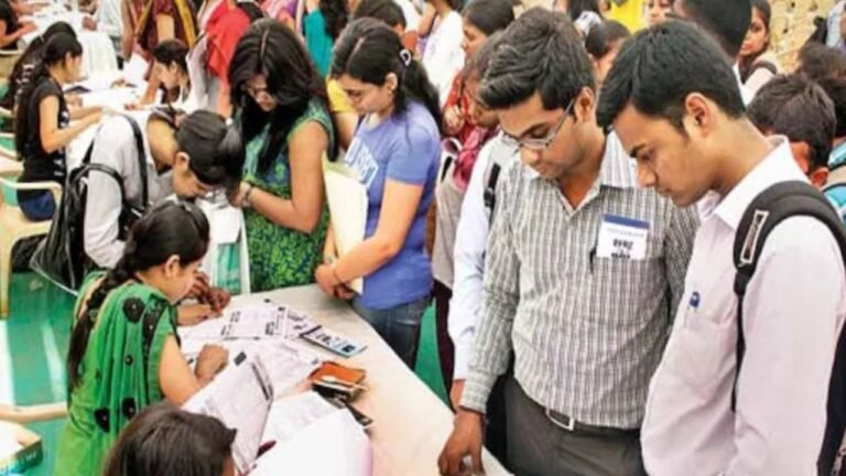 Haryana: 120 युवा भिवानी में नौकरी मेले में पहुंचे, कंपनियों ने दी रोजगार की बड़ी सौगात और मार्गदर्शन!