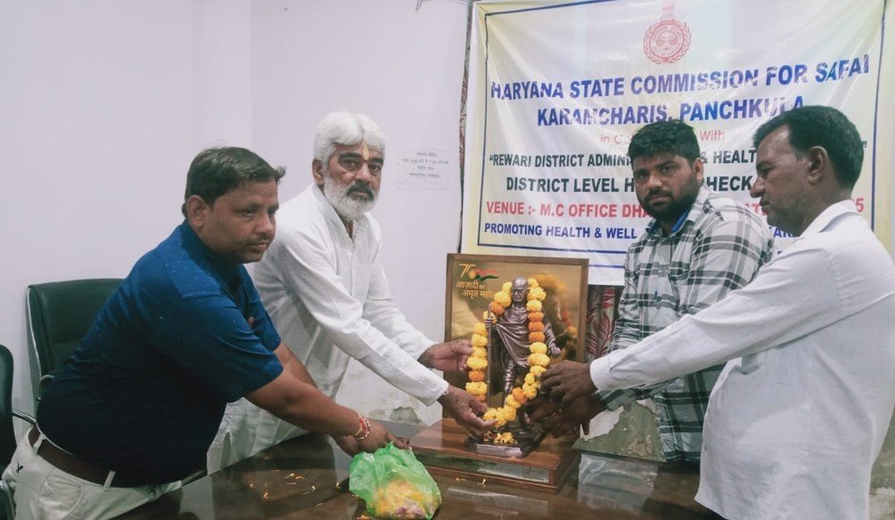 धारूहेड़ा: राष्ट्रपिता महात्मा गांधी की जयंती पर गुरूवार को नपा कार्यालय में कार्यक्रम आयोजित कर उन्हें नमन किया गया।