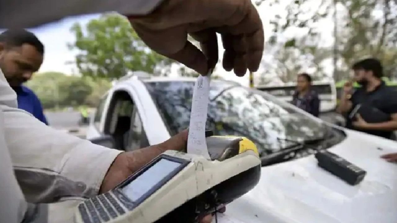 Haryana News: अब ट्रैफिक चालान डिजिटल और आसान, गुरुग्राम में शुरू हुई देश की पहली QR कोड आधारित मशीन