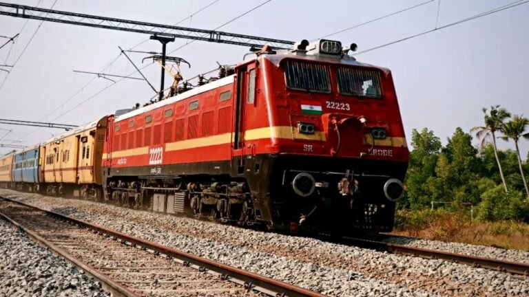 Haryana News: बिजली लाइन टूटने से सोनीपत-दिल्ली रेल मार्ग जाम, यात्रियों में हड़कंप, यात्री परेशान