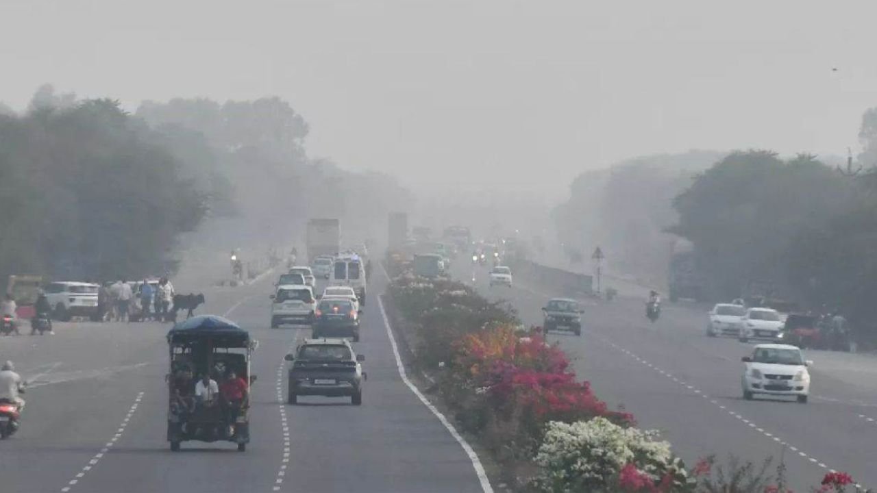 Haryana weather: ठंडी हवाओं के बीच बढ़ा प्रदूषण, हरियाणा का तापमान 17 डिग्री तक गिरा, जनता में बढ़ी सर्दियों की चिंता
