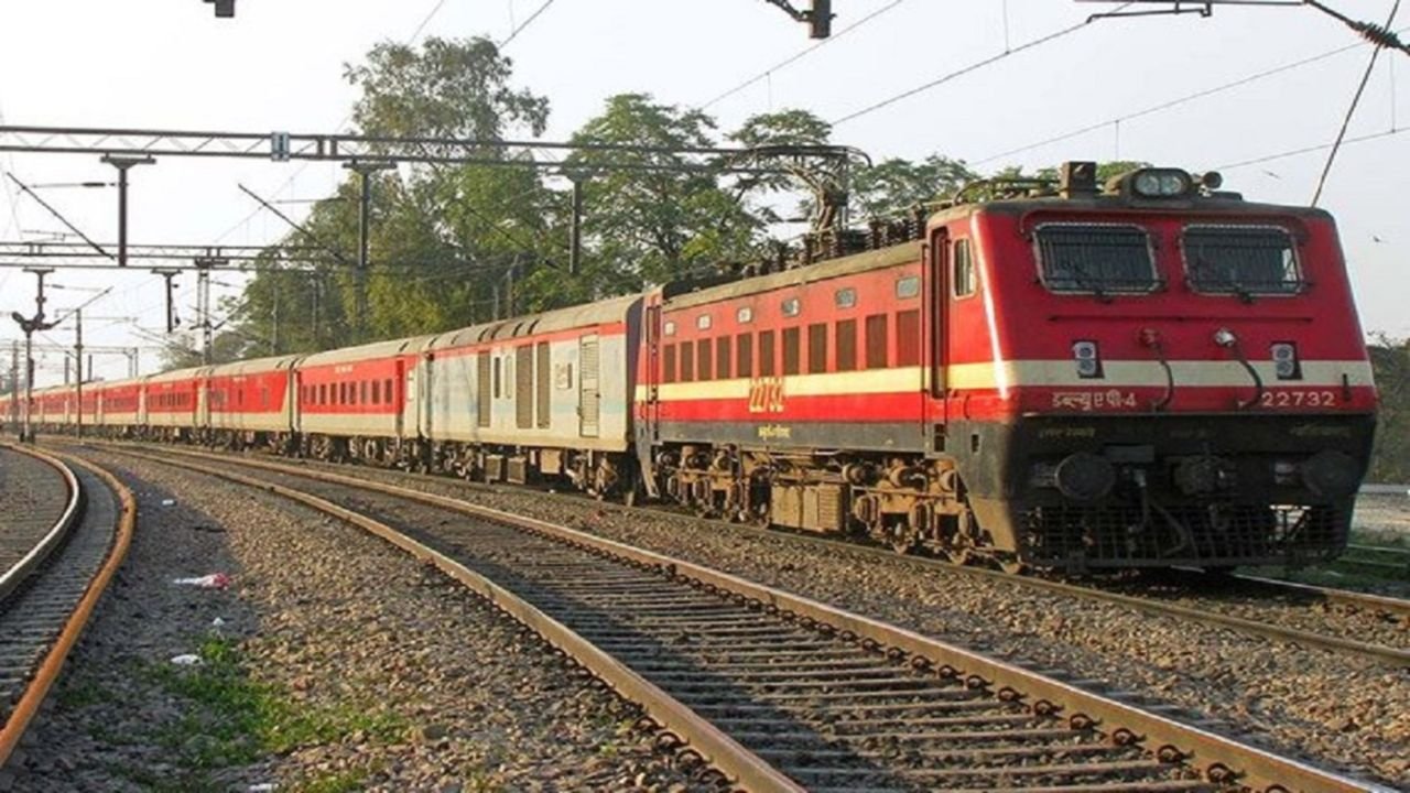 Indian Railways: रेलवे की धीमी चाल ने उड़ाई यात्रियों की नींद, 100 की स्पीड वाले ट्रैक पर ट्रैन की 25-45 KM रफ्तार