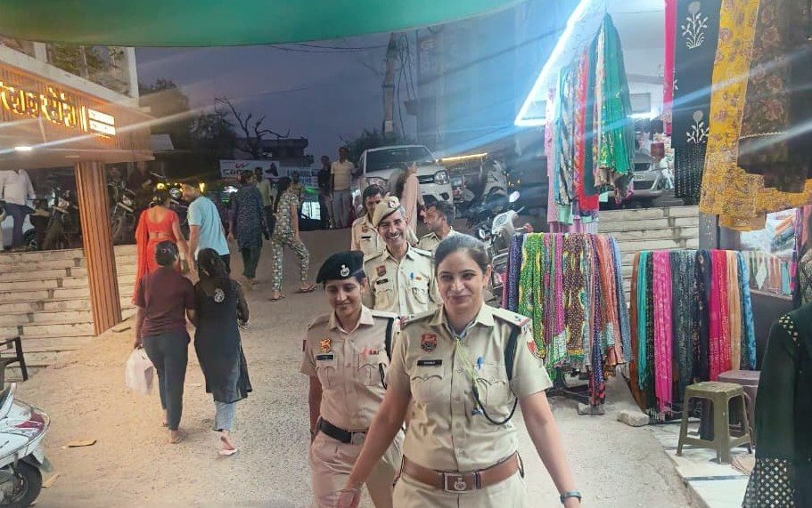 Haryan News: सुरक्षा दृष्टि से थाना प्रबंधकों ने धारूहेड़ा व सेक्टर-4 में निकाली पैदल गश्त