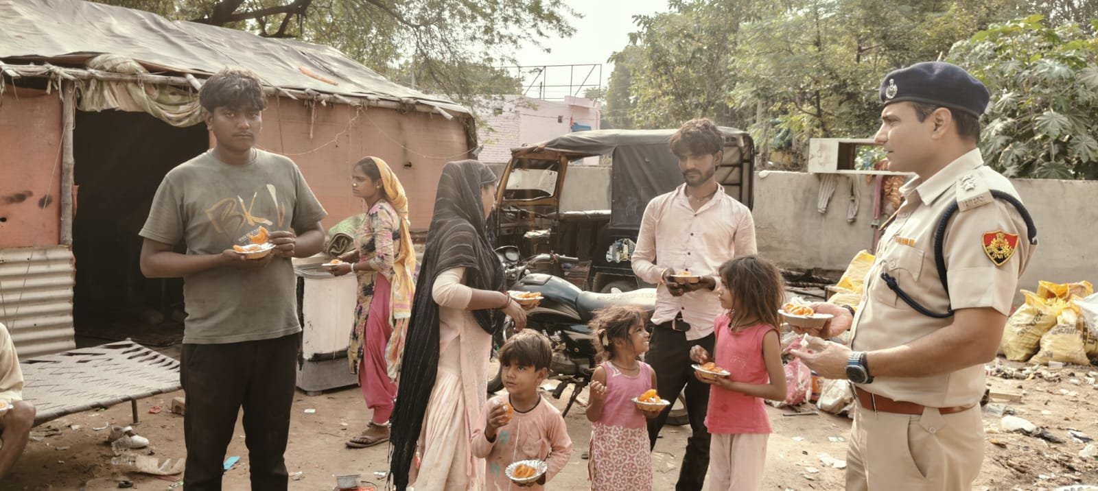 दिवाली पर रेवाड़ी पुलिस ने बांटी खुशियां— जरूरतमंद महिलाओ, बच्चों, युवाओं व बुर्जगों संग मनाया पर्व