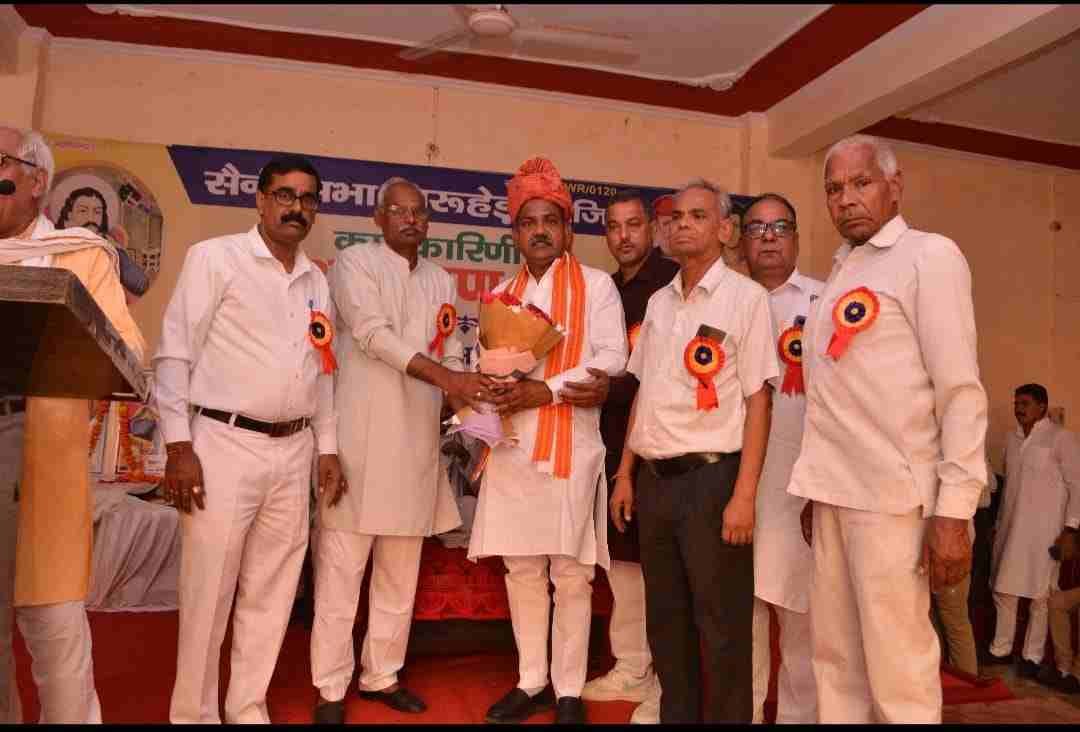 सैनी सभा धारूहेड़ा में अतिथि का स्वागत करते हुए