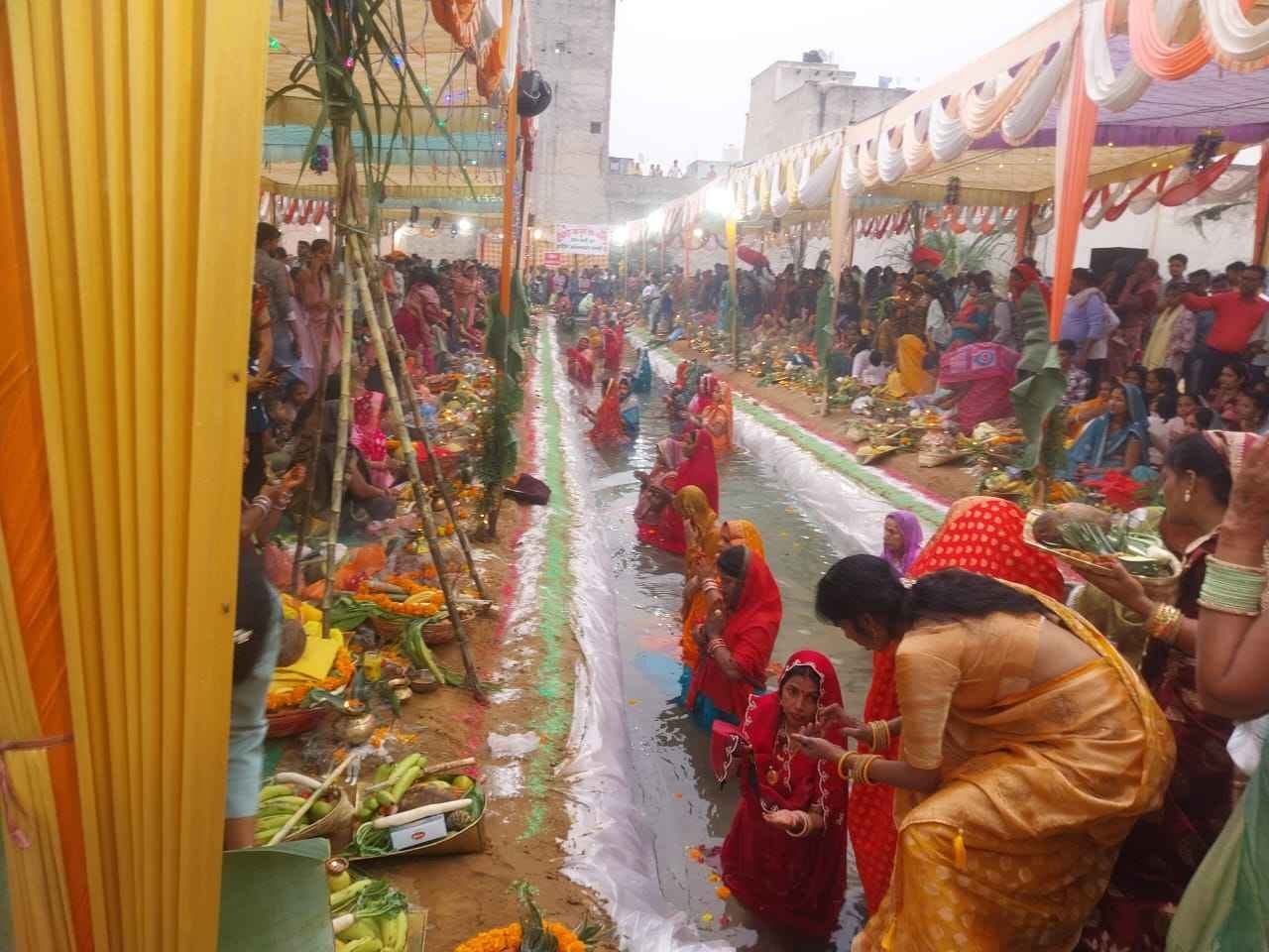  आस्था के पर्व पर उमडी भीड, धारूहेड़ा में गूंजे छठ मैया के गीत