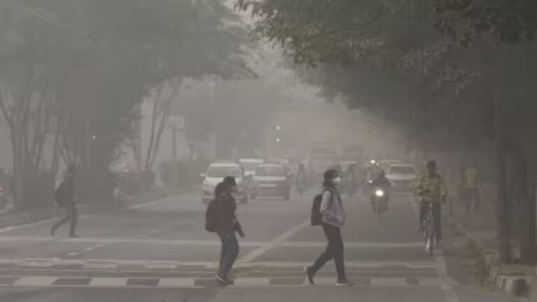 Haryana Weather: हरियाणा में बदलता मौसम, दिन में धूप, रात में ठंड का कहर, क्या जल्द आने वाली है सर्दी की दस्तक