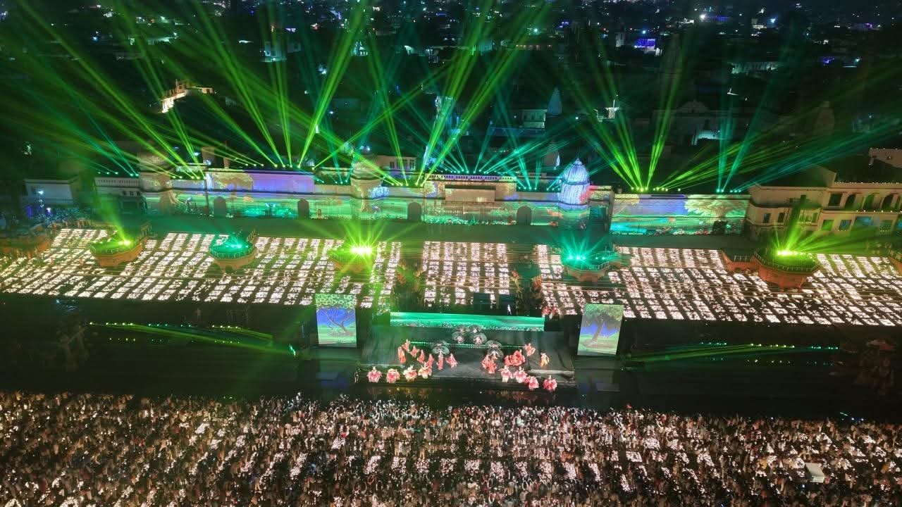 Ayodhya Deepotsav 2025: क्या गजब सजी अयोध्या नगरी...तस्‍वीरों में देखें रामलला के घर की द‍िवाली